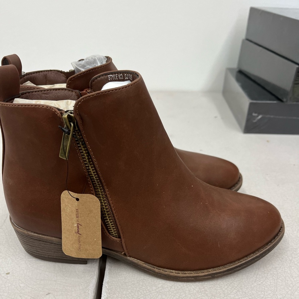 BNWT Brown ankle boots Zip detail